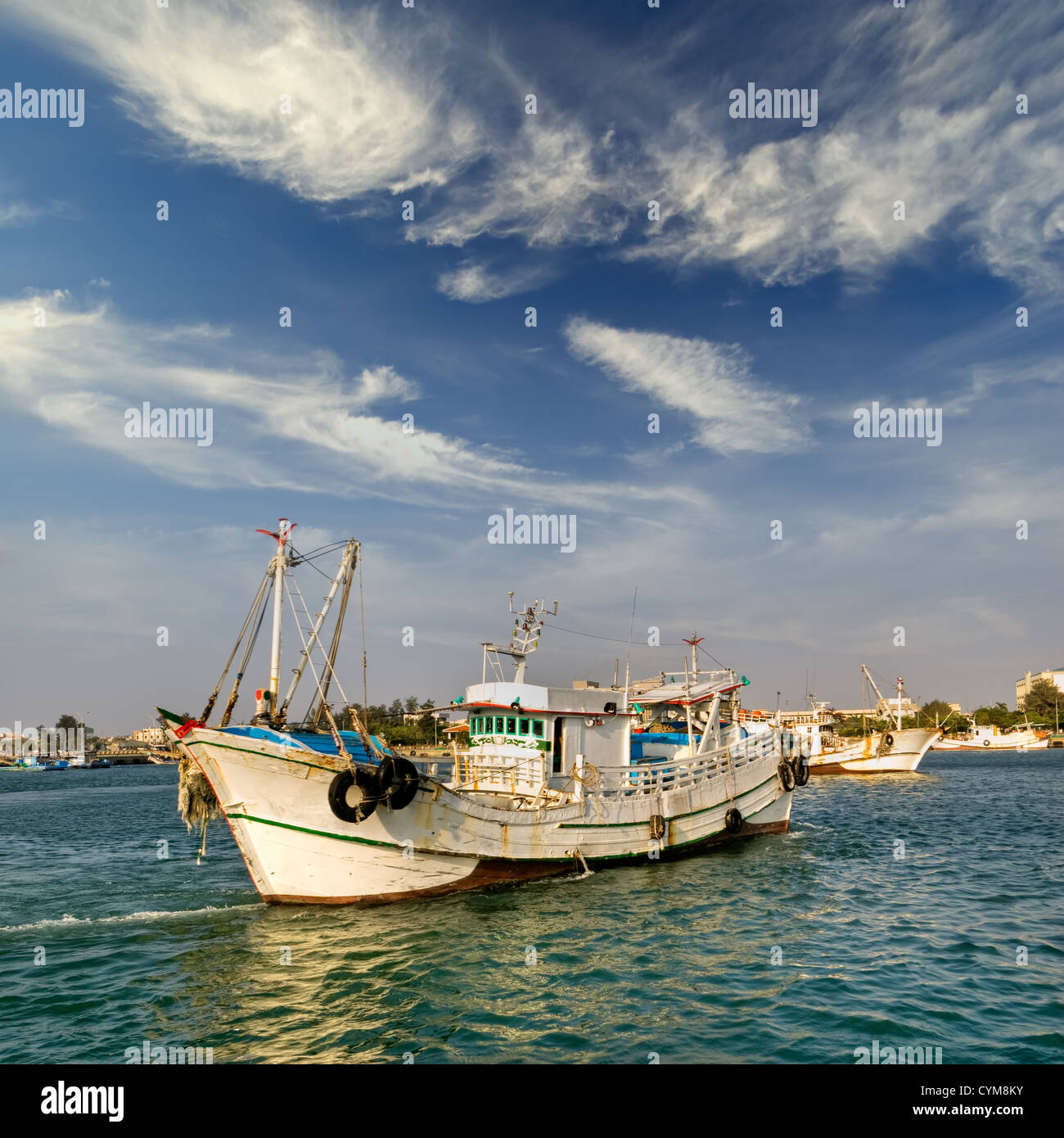 Barca in porto con onda drammatico e cielo nella città di Tainan, Taiwan. Foto Stock