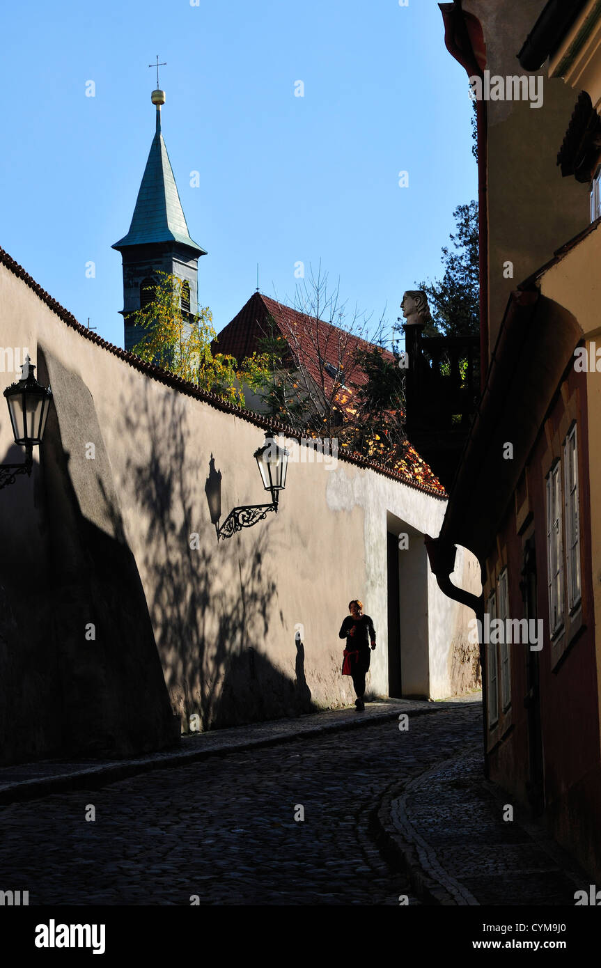 Praga, Repubblica Ceca. Strada stretta che porta da Novy svet a Piazza Loreto Foto Stock