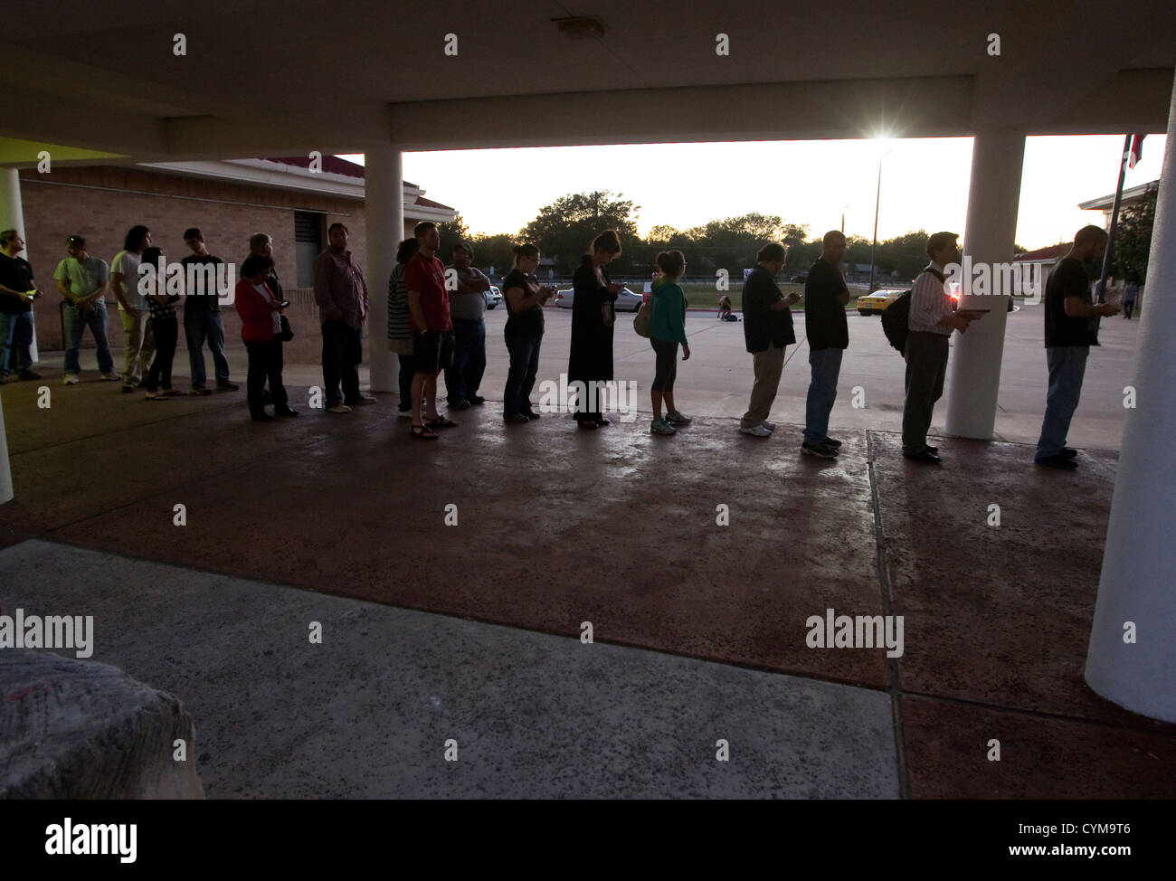Novembre 6th, 2012 Austin, Texas: gli elettori stare in linea e di scrutinio di revisione in attesa di esprimere il loro voto nella Contea di Travis Texas. Foto Stock