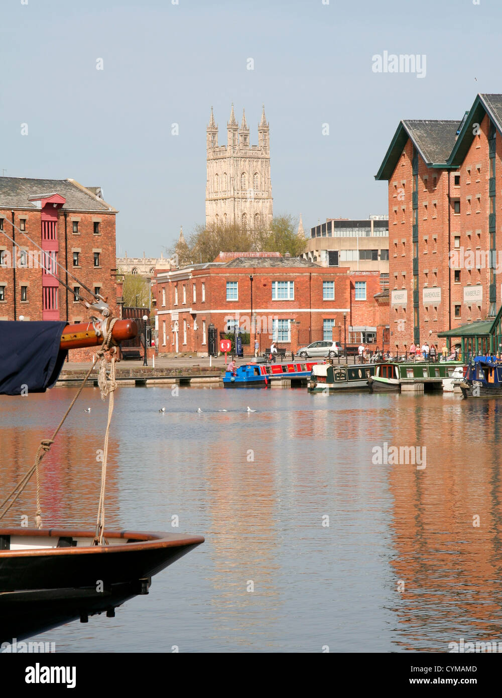 Cattedrale dal bacino del canale docks Gloucester Docks Gloucestershire England Regno Unito Foto Stock