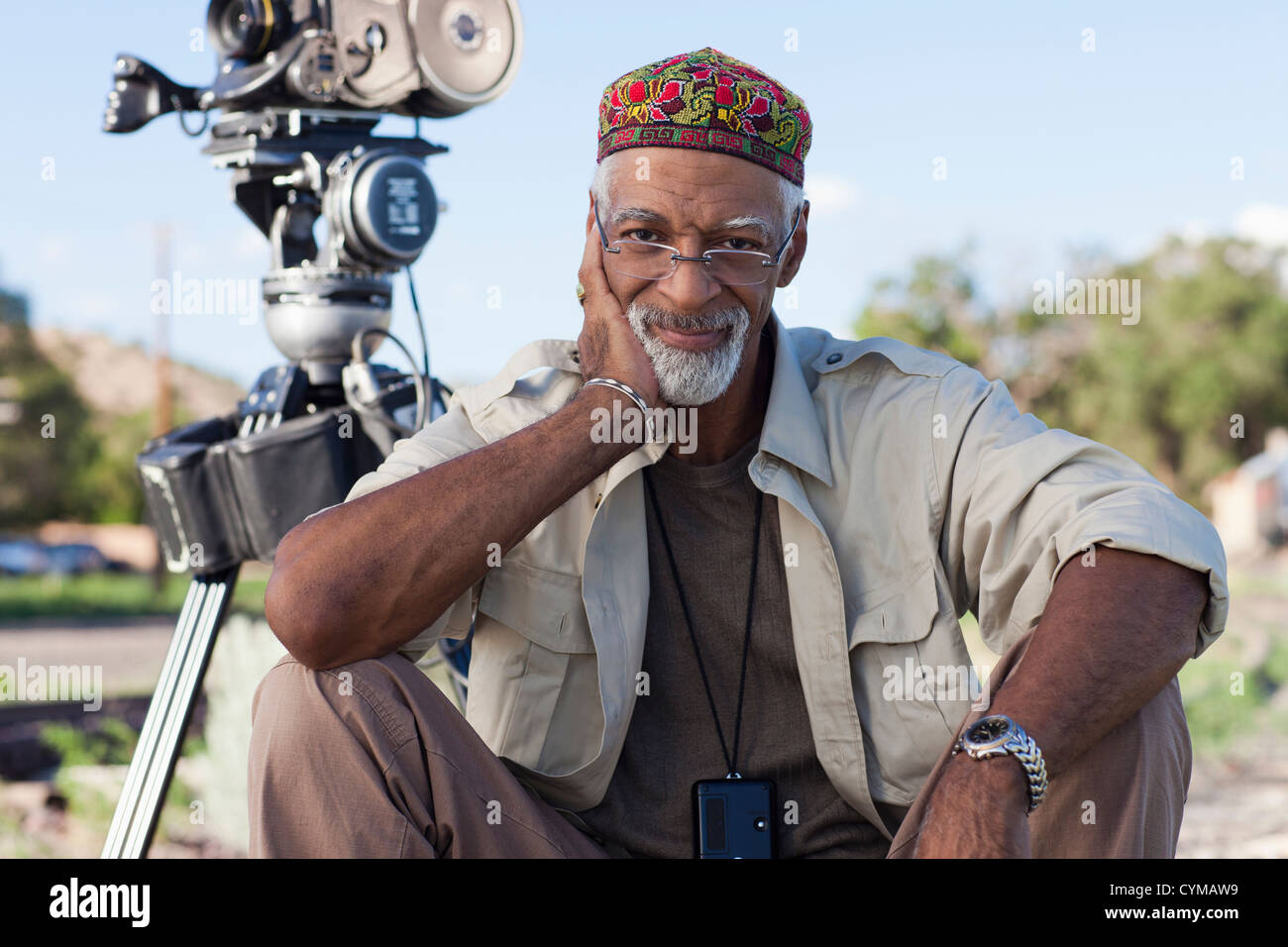 African American director vicino a telecamera cinematografica Foto Stock