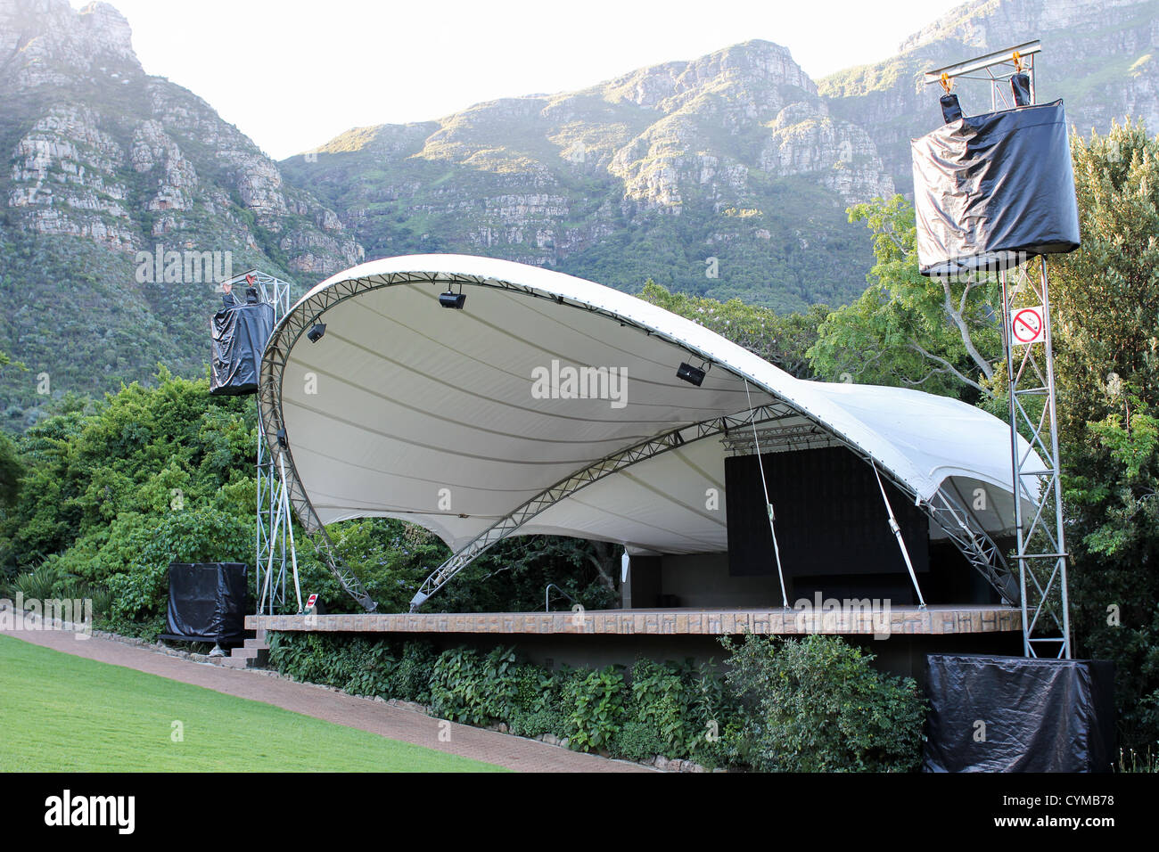 Auditorium di Kirstenbosch Orto Botanico con Table Mountain in background Foto Stock