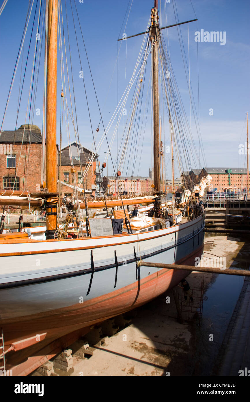 Trading Ketch Irene nel bacino di carenaggio bacino del canale Gloucester Docks Gloucestershire England Regno Unito Foto Stock