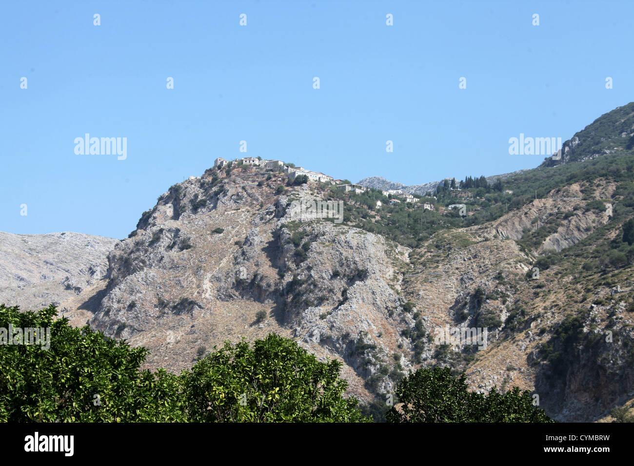 Remoto villaggio arroccato nelle montagne del sud dell'Albania Foto Stock