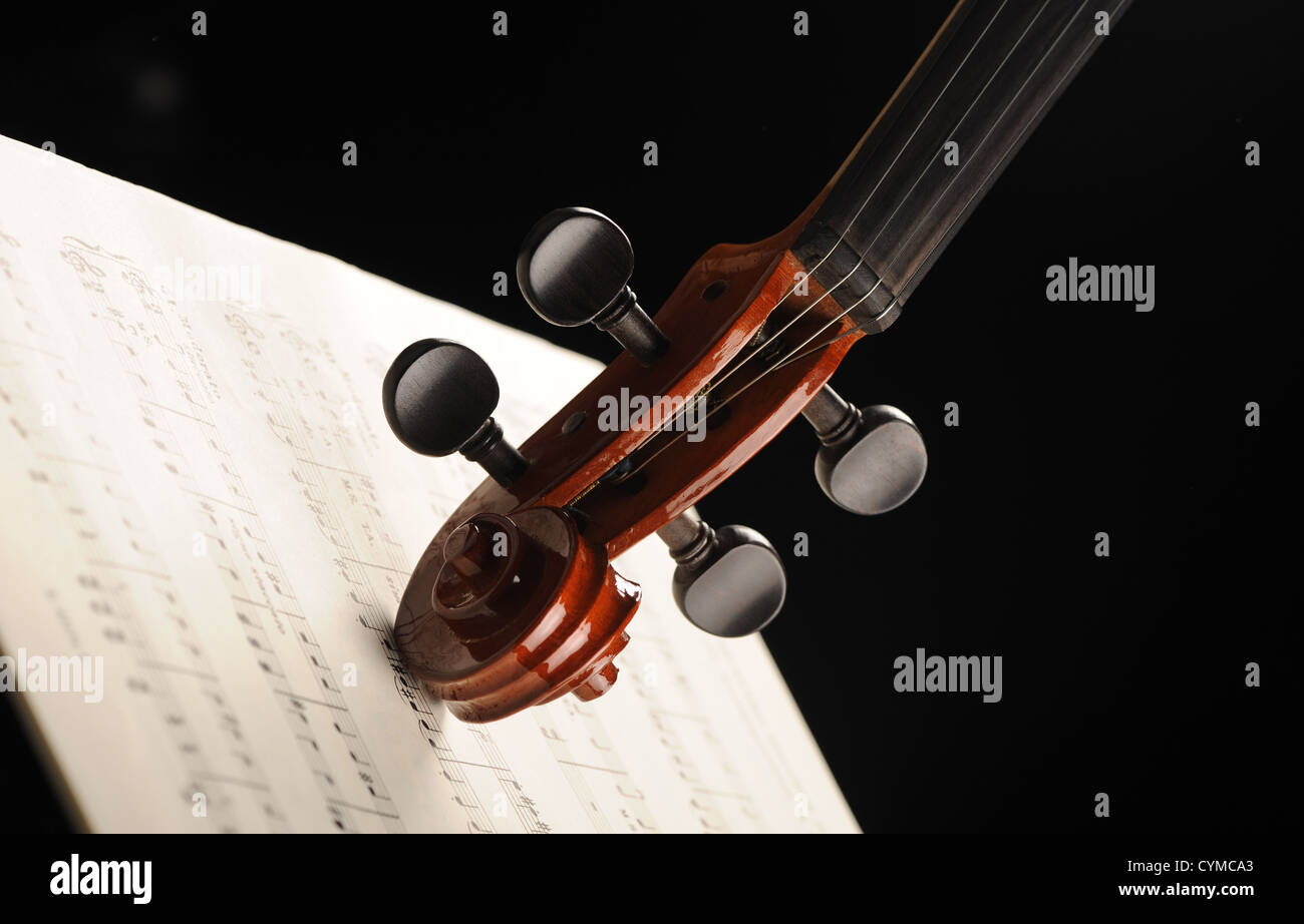 Elegante colpo di un violino su di un foglio di musica Foto Stock