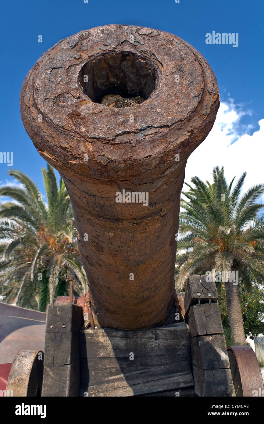 Il vecchio cannone di bronzo con una base di legno Foto Stock