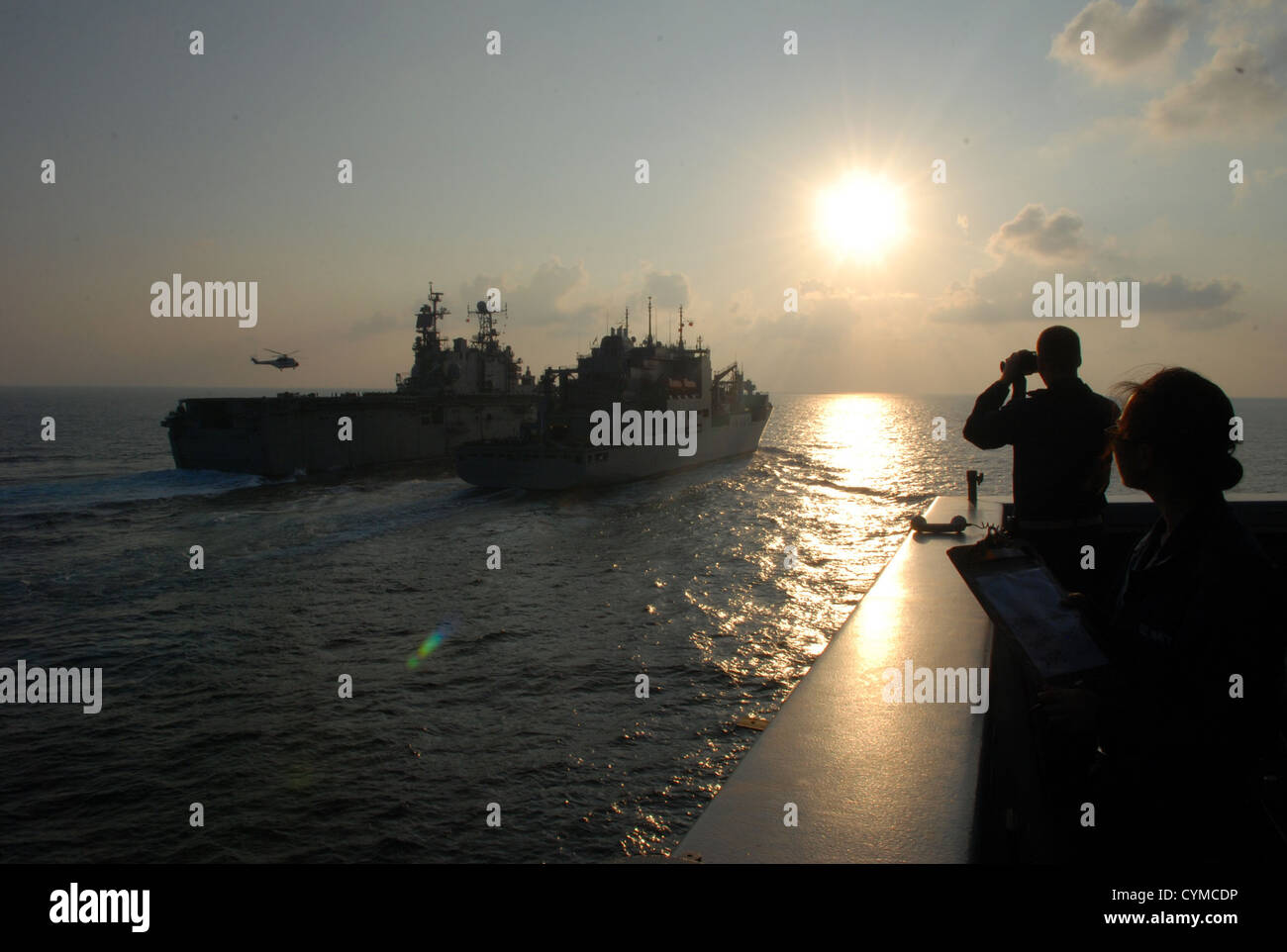 Stati Uniti 5TH FLOTTA AREA DI RESPONSABILITÀ (ott. 31, 2012) i marinai a bordo di trasporto anfibio dock nave USS Green Bay (LPD 20) obse Foto Stock