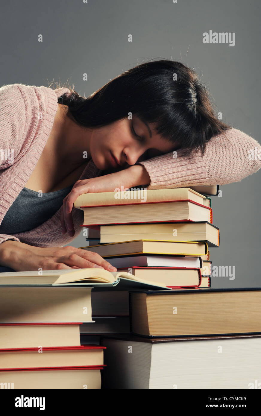 Lo studente si è addormentato sulla pila di prenotare, simile foto sul mio portafoglio Foto Stock