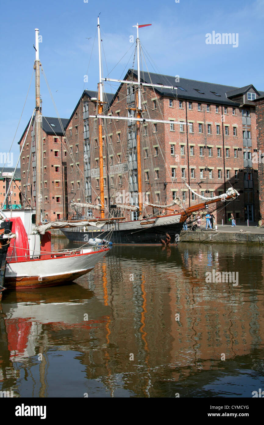 Le navi a vela bacino del canale Gloucester Docks Gloucester England Regno Unito Foto Stock
