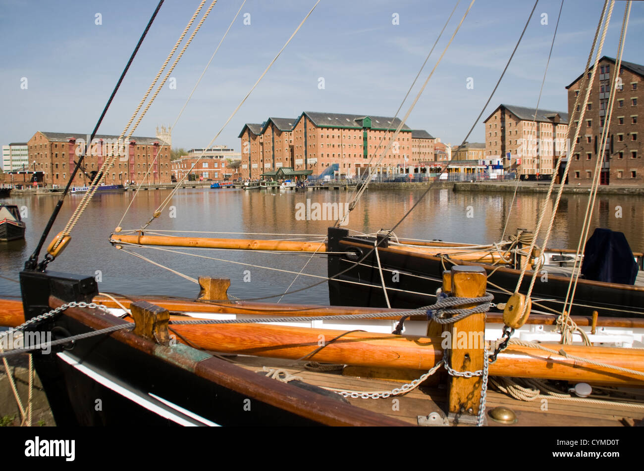 Magazzini barche bacino del canale Gloucester Docks Gloucester England Regno Unito Foto Stock