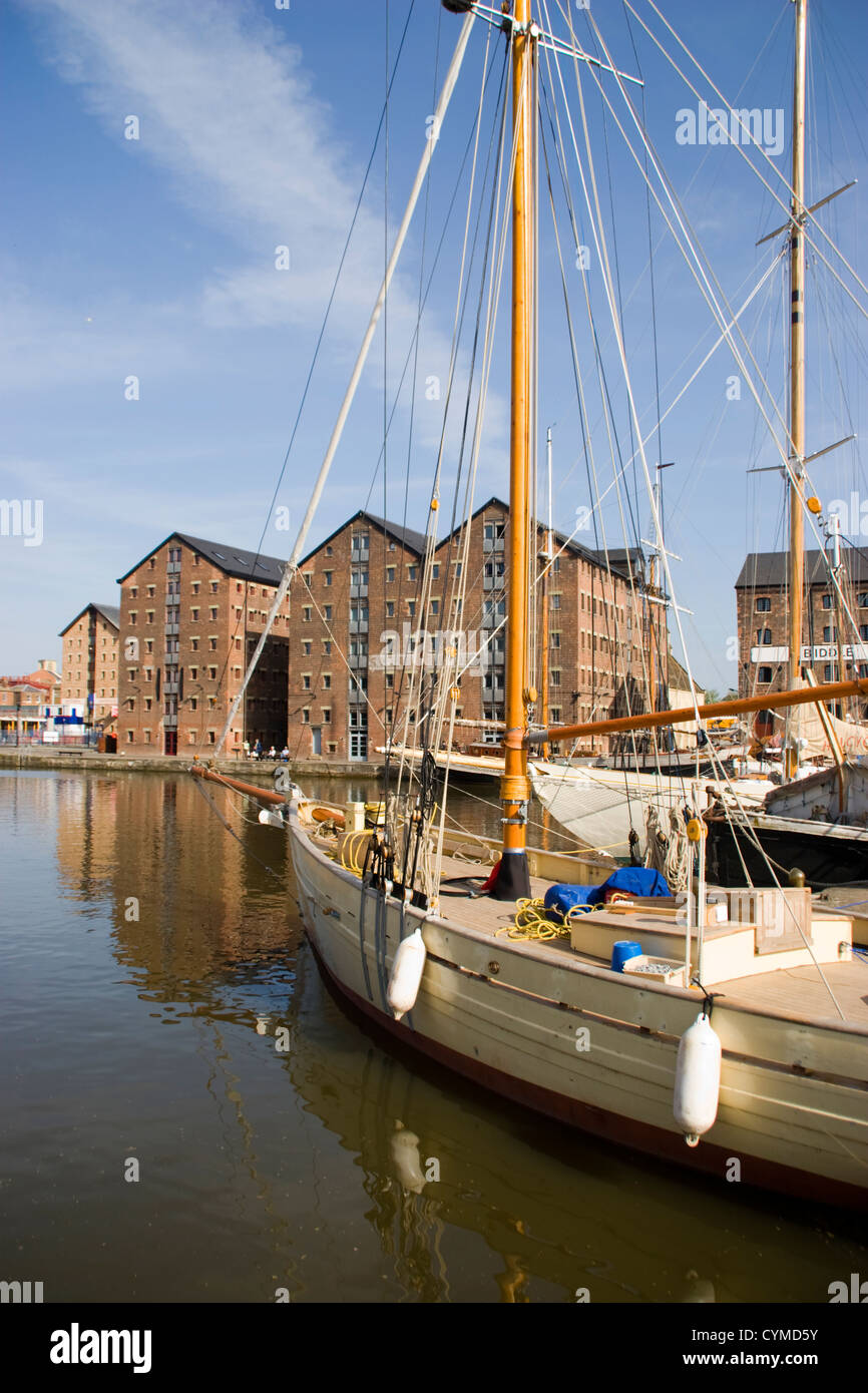 Magazzini e yacht bacino del canale Gloucester Docks Gloucester England Regno Unito Foto Stock