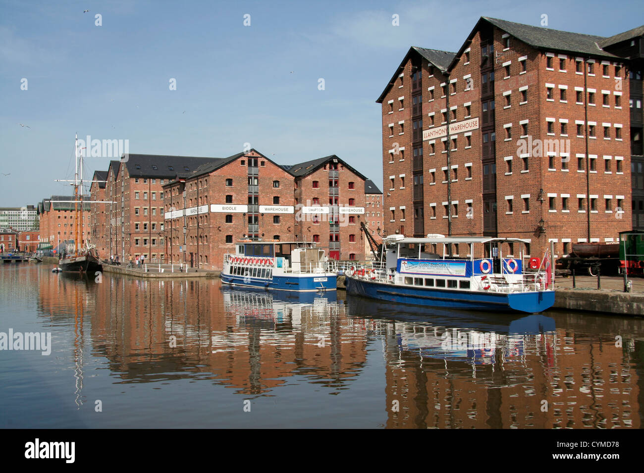 I magazzini e le barche riflessioni bacino del canale Gloucester Docks Gloucester England Regno Unito Foto Stock