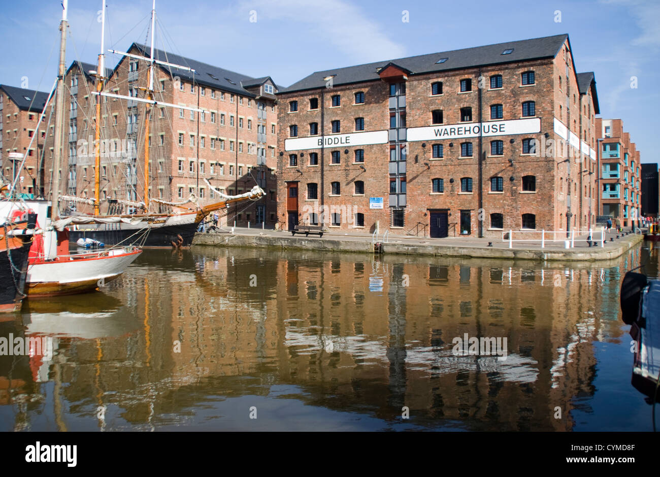 I magazzini e le barche bacino del canale Gloucester Docks Gloucester England Regno Unito Foto Stock