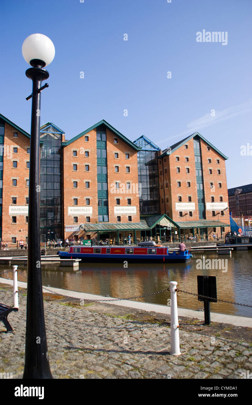 Commerciale barca stretta e magazzini bacino del canale Gloucester Docks Gloucester England Regno Unito Foto Stock