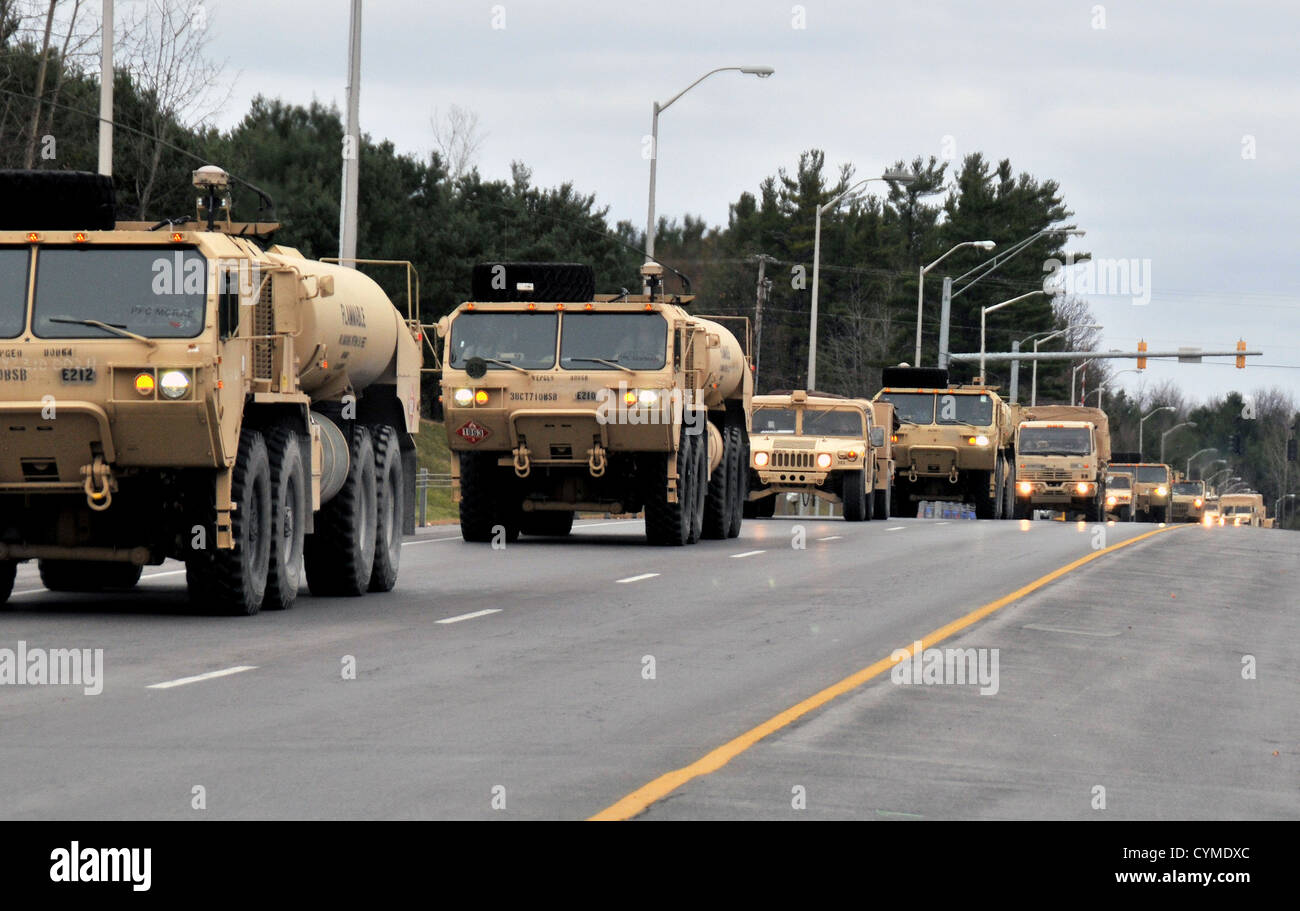 Il 3rd Brigade Special Troops Battalion, convoglio della 10th Mountain Division parte da Fort Drum con i fuelers HEMTT in missione alla base congiunta McGuire-Dix-Lakehurst per il soccorso dell'uragano Sandy. Foto Stock