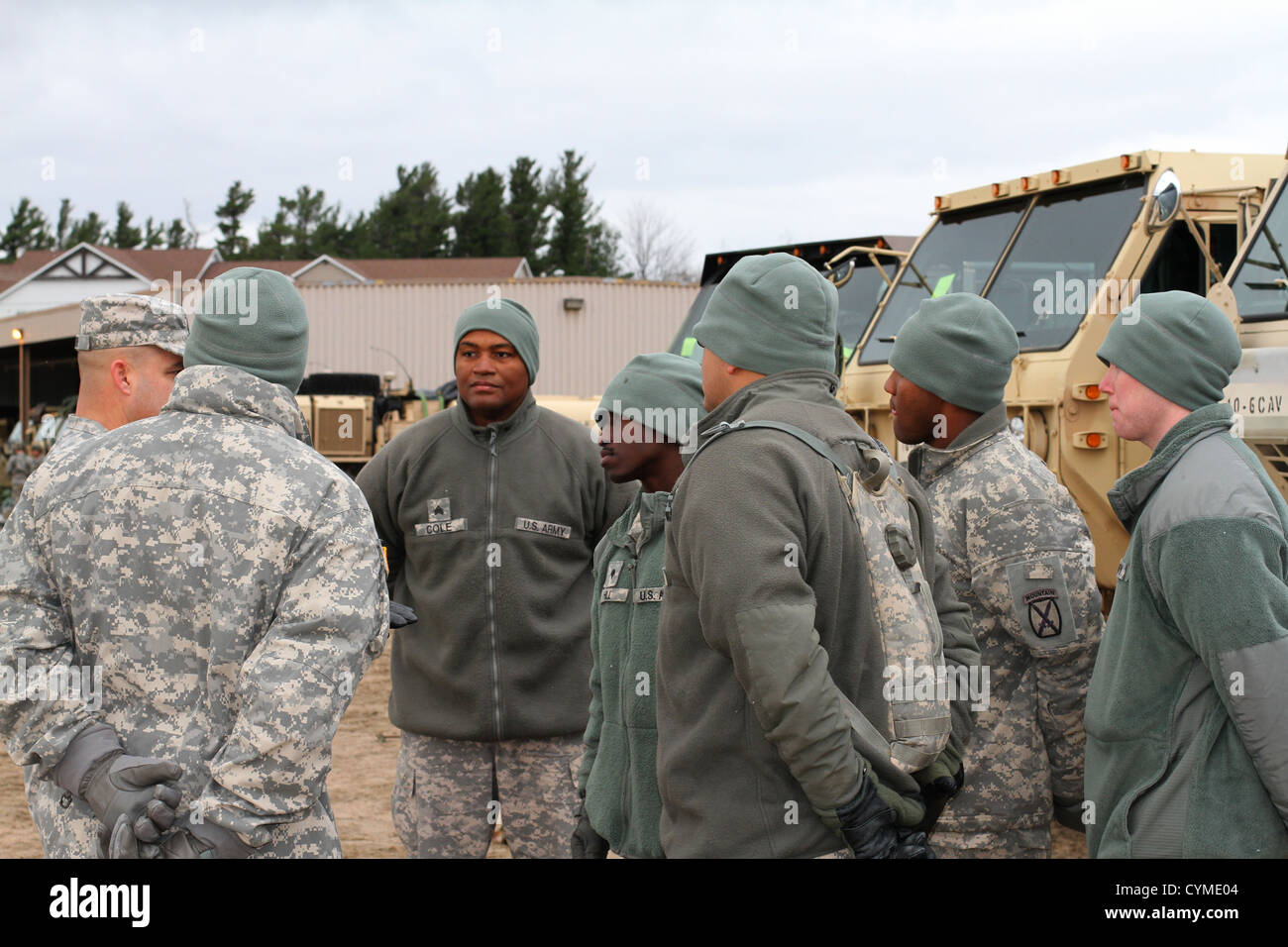 Un convoglio composto da 3° Brigata truppe speciali Battaglione, 3° Brigata Team di combattimento, decimo Montagna divisione (LI) HEMTT Fuelers defunti Fort Drum su nov. 5, 2012. Il convoglio di destinazione è Base comuneGuire-Dix Mc-Lakehurst nel New Jersey dove essi saranno un Foto Stock