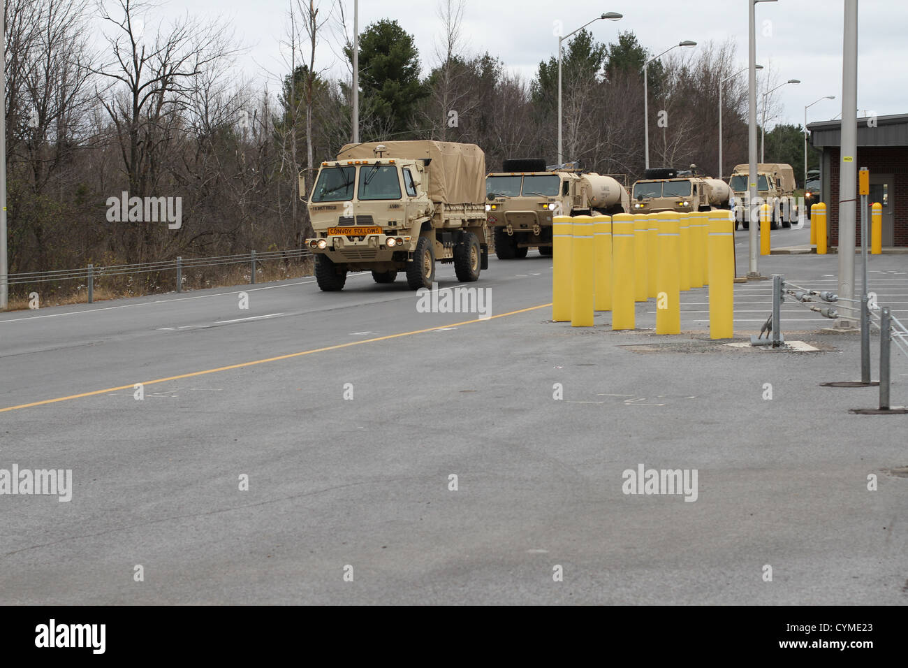 Un convoglio del 3rd Brigade Special Troops Battalion, la 10th Mountain Division parte da Fort Drum per fornire carburante di supporto per gli sforzi di soccorso dell'uragano Sandy alla Joint base McGuire-Dix-Lakehurst nel New Jersey. Foto Stock