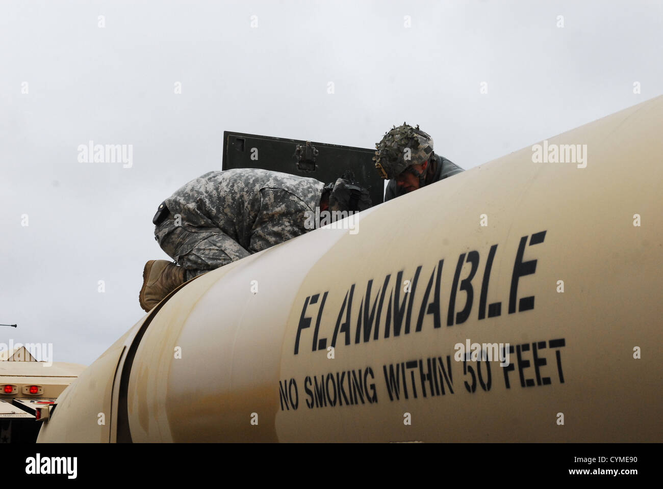 Soldati dal decimo Montagna divisione (LI), cambiare i filtri del combustibile sulle loro navi cisterna in preparazione per il supporto di uragano vittime di sabbia Novembre 4, 2012 a Fort Drum, NY. Foto Stock