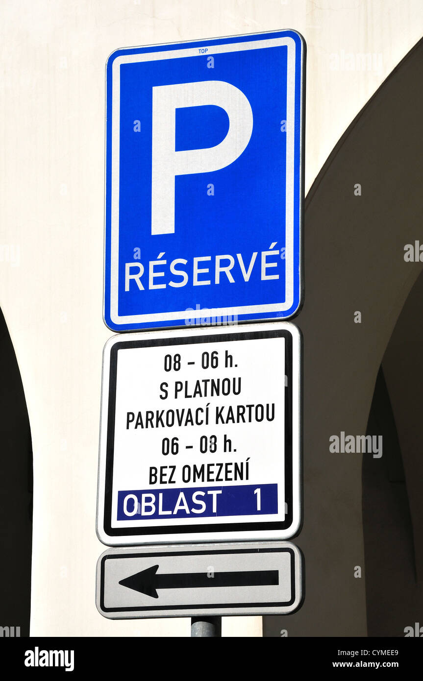 Praga, Repubblica Ceca. Simbolo di parcheggio - solo con biglietto pagato e per un periodo di tempo limitato Foto Stock