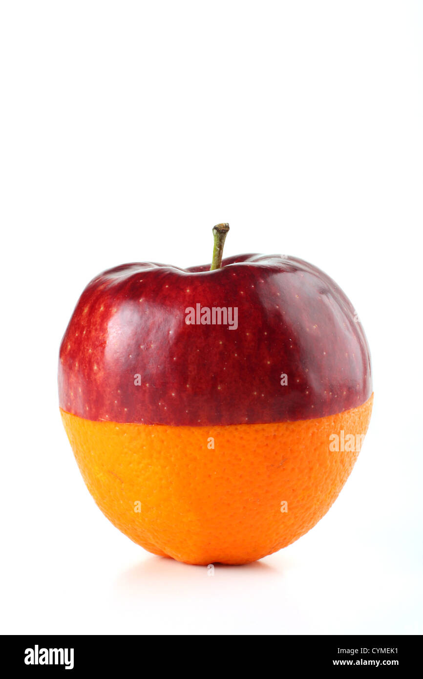 Apple e orange tagliati a metà e montare insieme su bianco Foto Stock