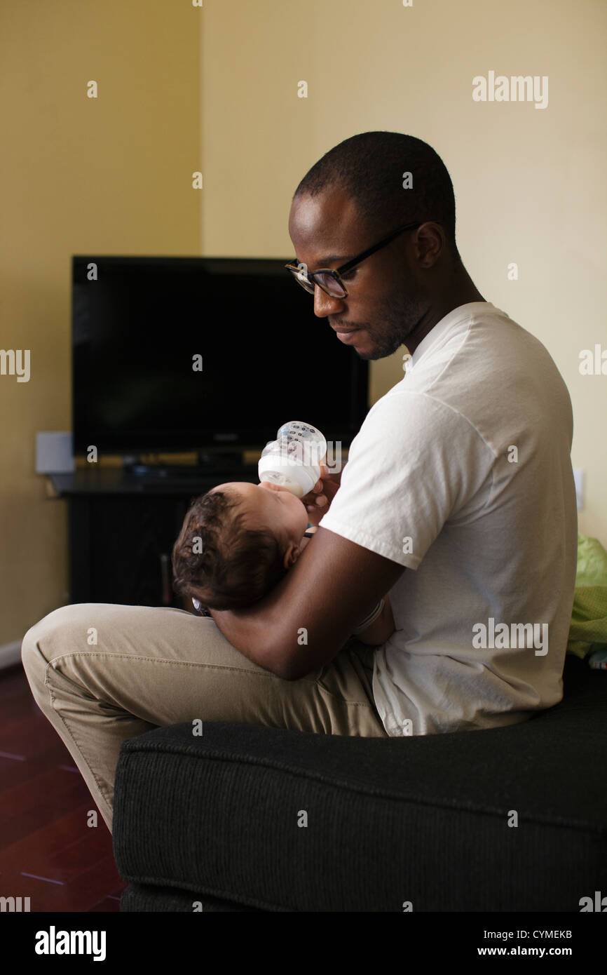 Il padre del bambino di alimentazione Foto Stock