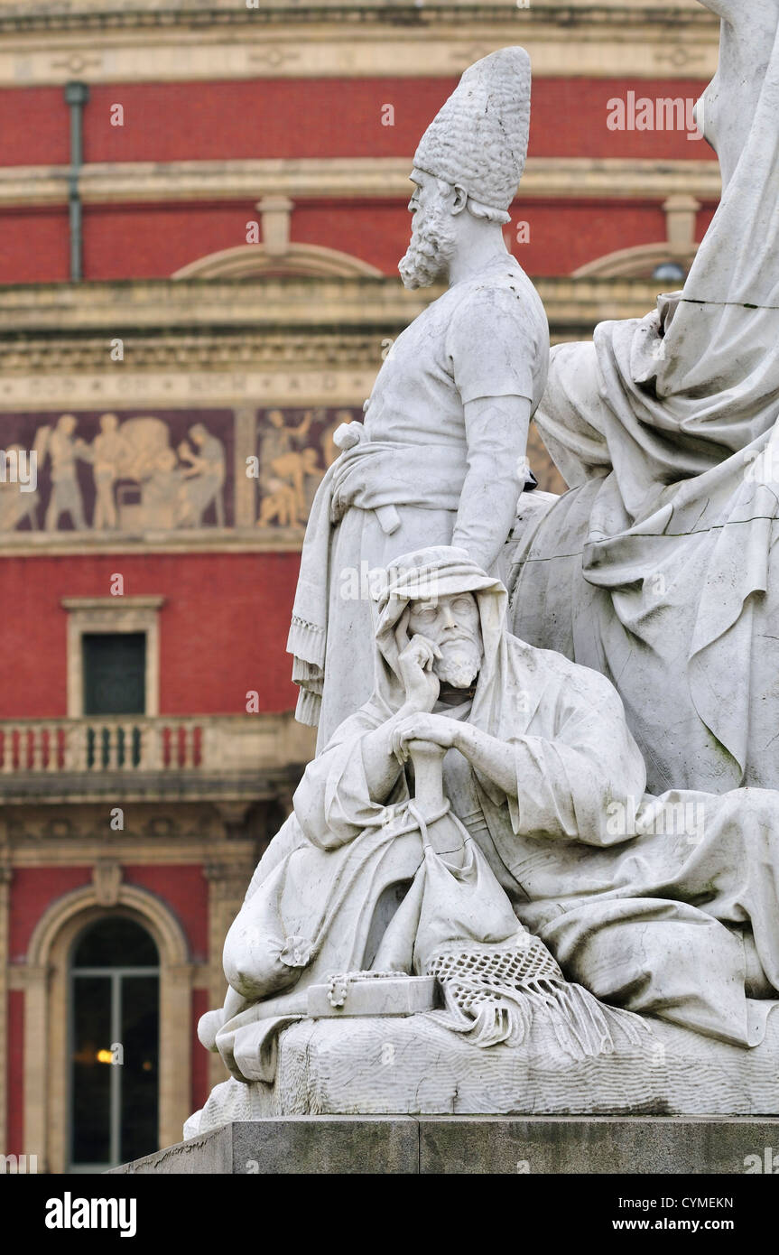 Londra, Inghilterra, Regno Unito. Albert Memorial - gruppo di statue che rappresentano in Asia. Albert Hall in background Foto Stock