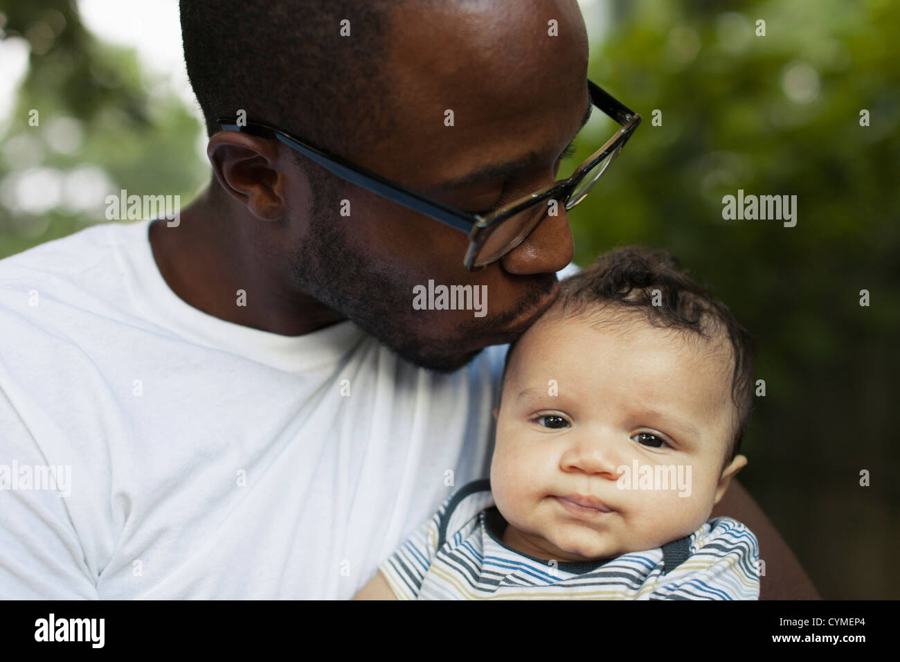 Padre kissing baby Foto Stock