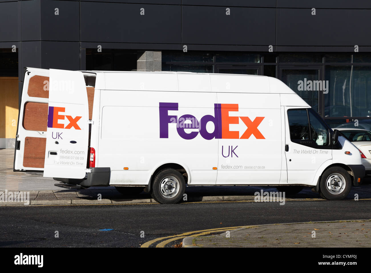 FedEx van consegna con porte aperte, Scozia, Regno Unito Foto Stock