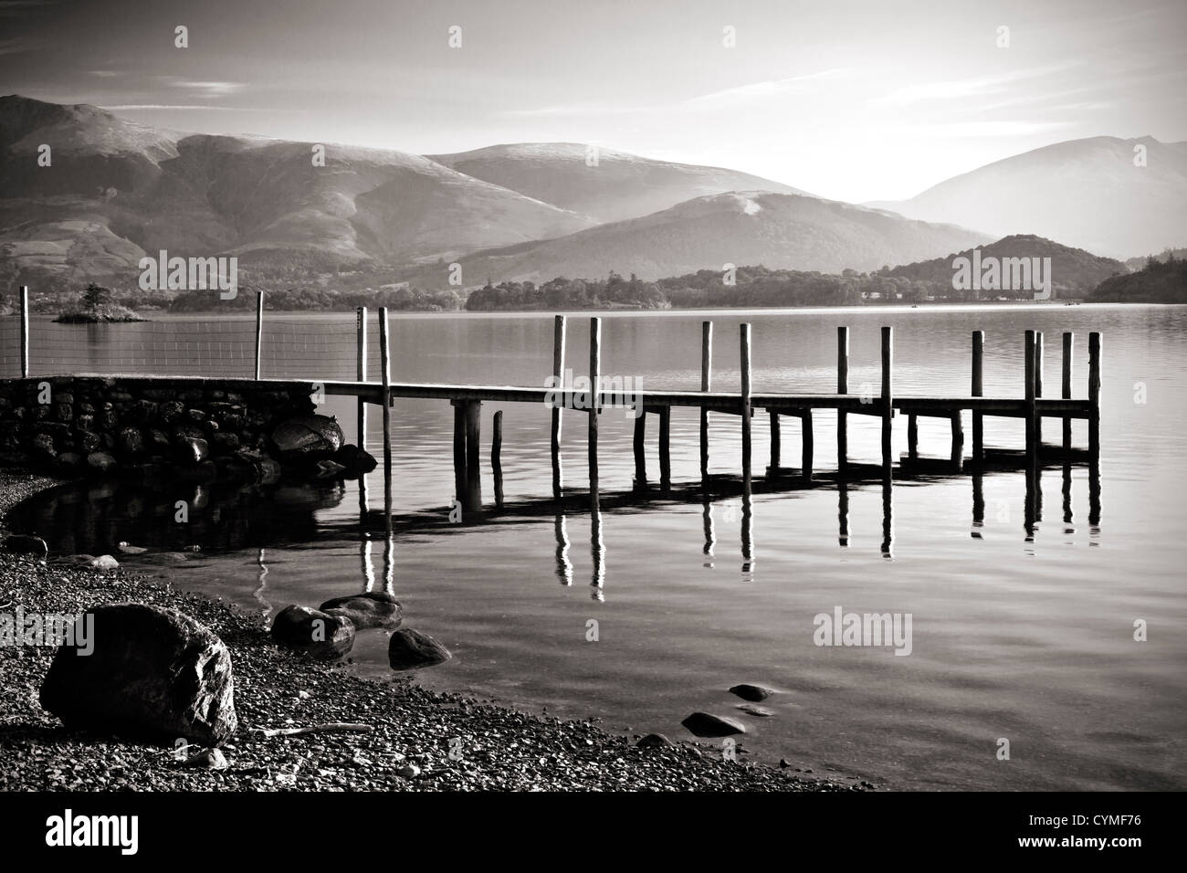 Alba sul Derwent Water da Brandelhow, Lake District, Cumbria, Inghilterra, Regno Unito. Versione a colori a CXNGX2 Foto Stock