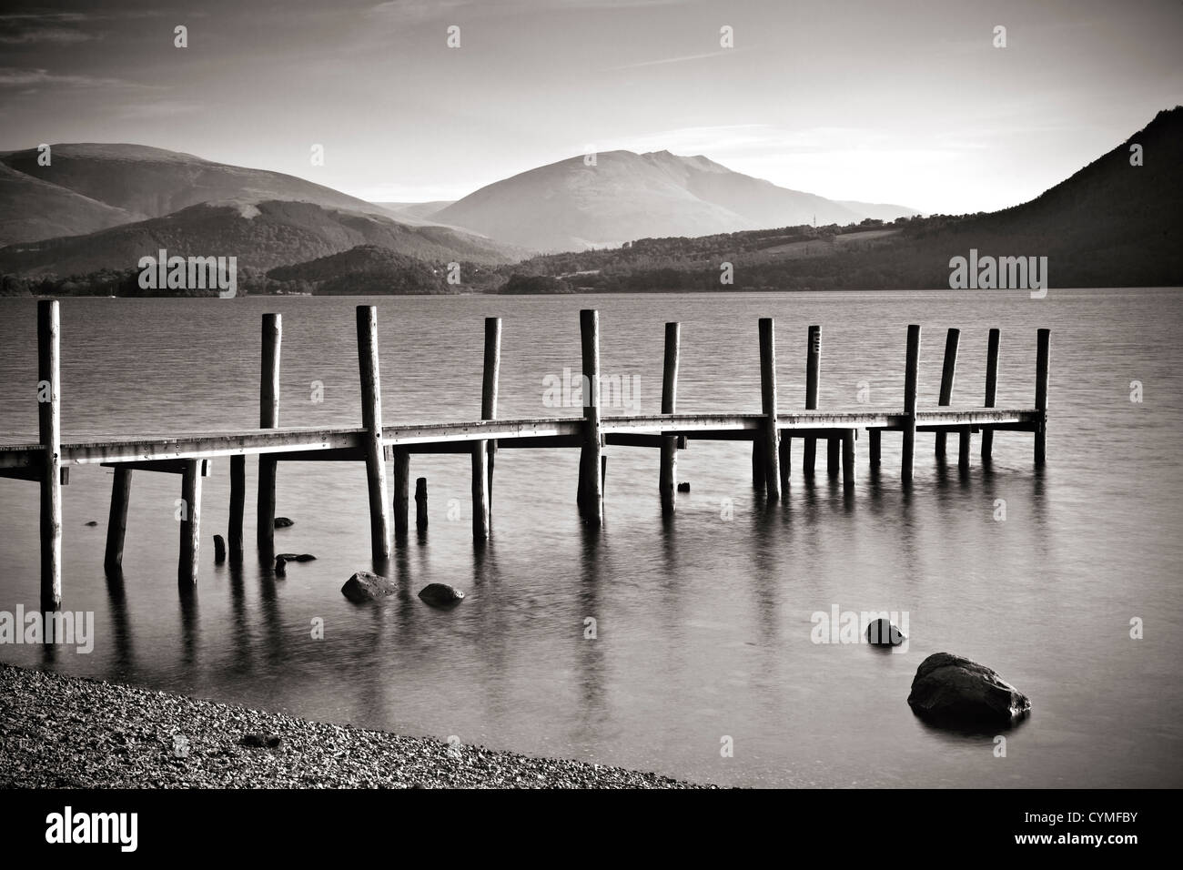 Alba sul Derwent Water da Brandelhow, Lake District, Cumbria, Inghilterra, Regno Unito. In bianco e nero di un'immagine in bianco e nero Foto Stock