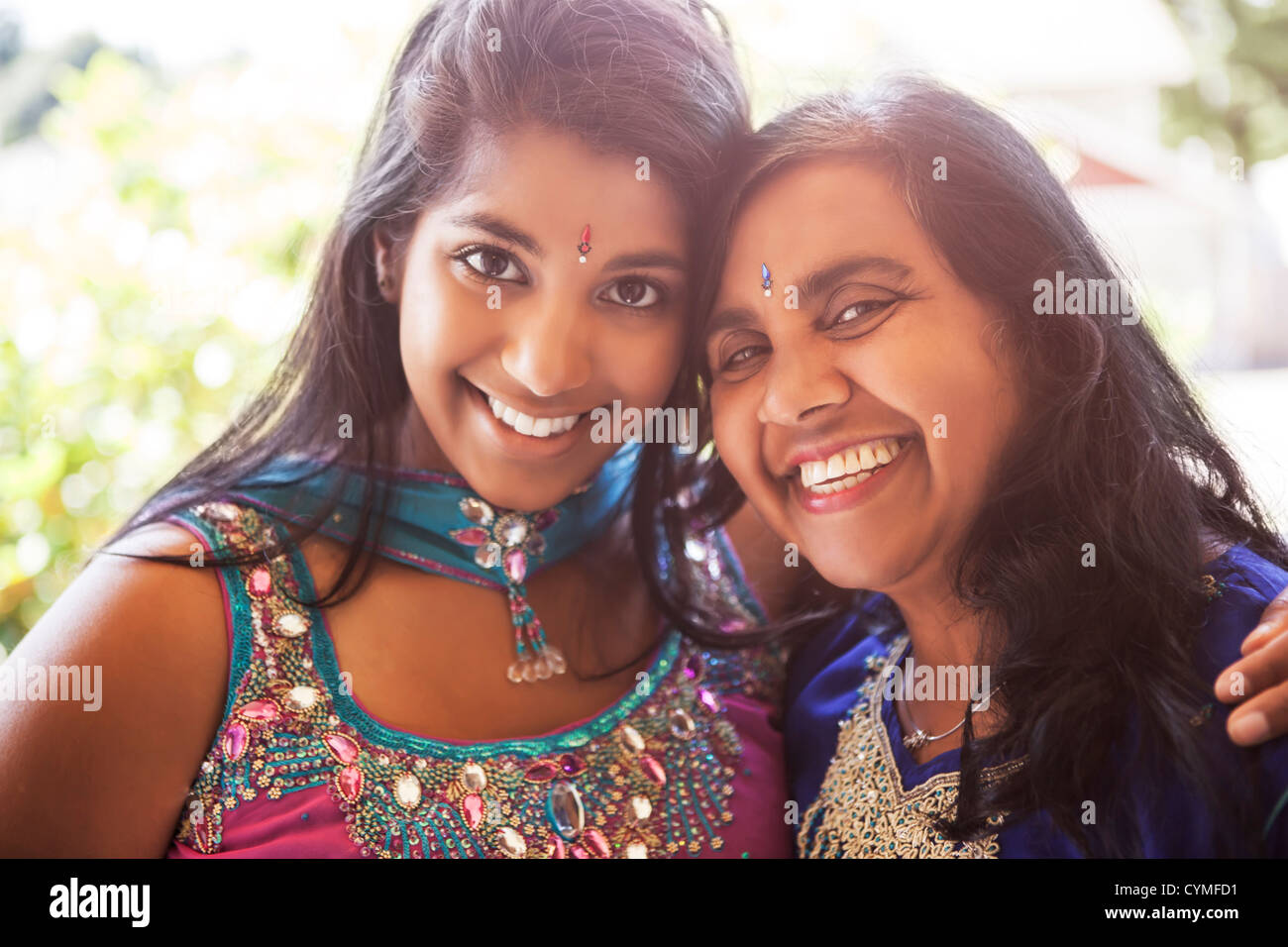 Indian madre e figlia in Abbigliamento tradizionale Foto Stock