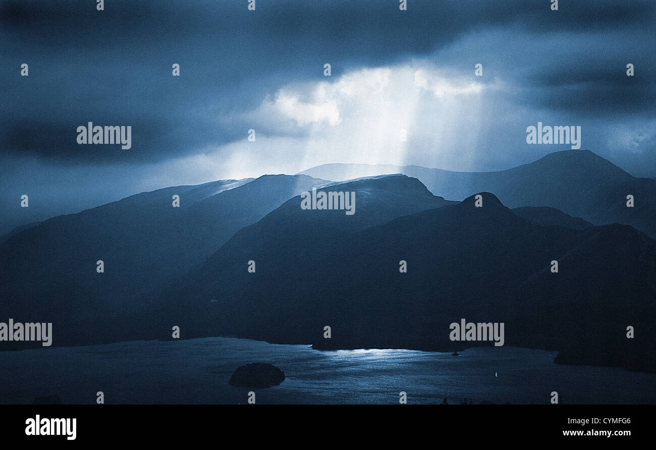 Raggi di sole rompere attraverso nuvole temporalesche su Cat campane e Derwent Water, Lake District, Cumbria, England, Regno Unito Foto Stock