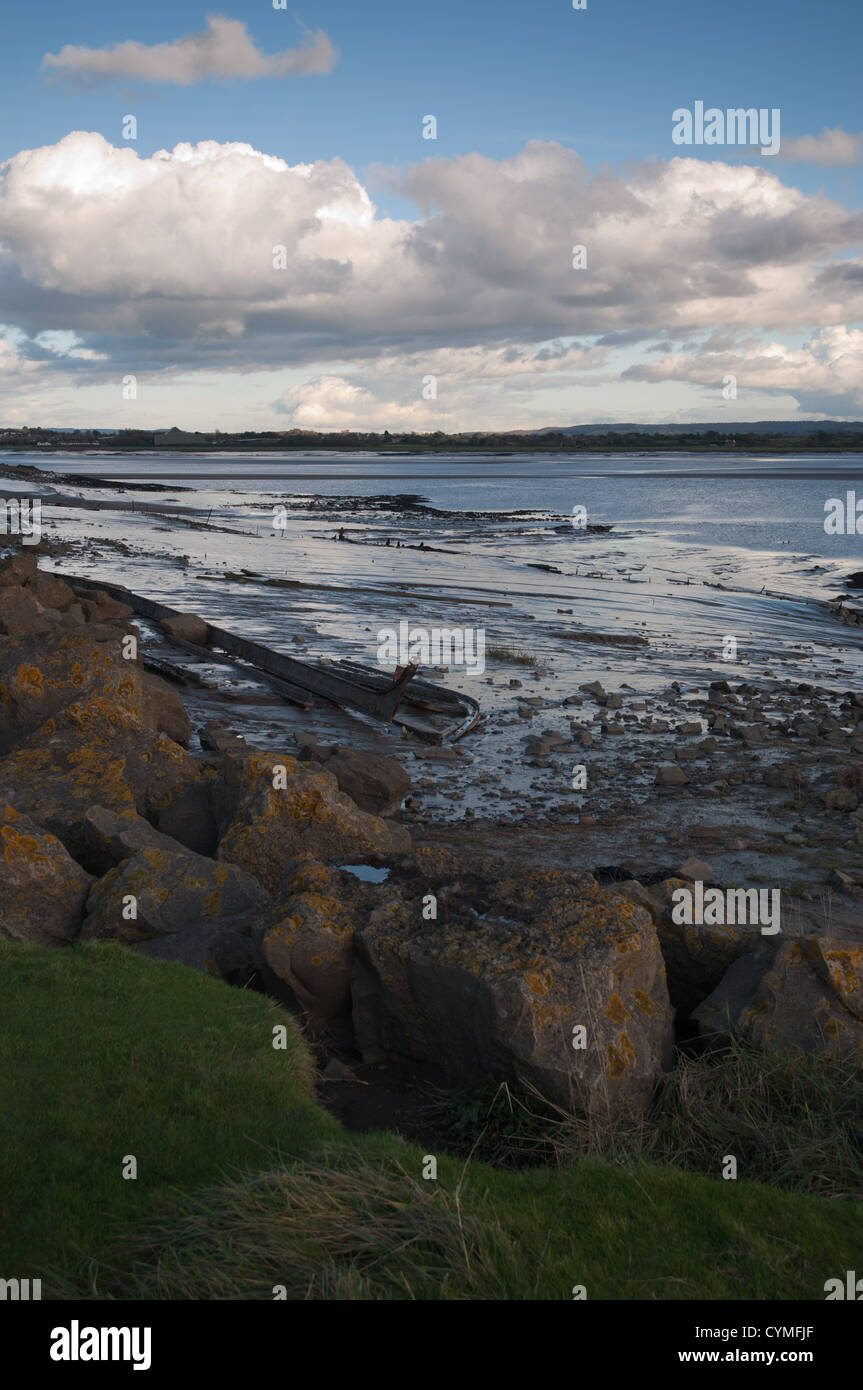 Cloudscape skyscape oltre il fiume Severn rocce assolate di erba Foto Stock