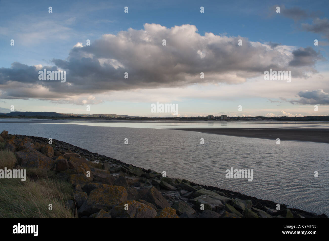 Cloudscape skyscape oltre il fiume Severn al crepuscolo Foto Stock