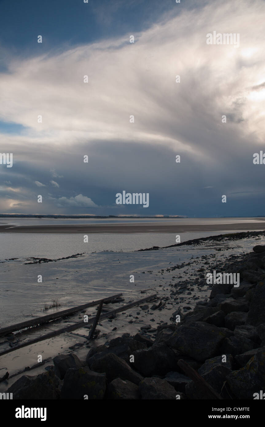 Cloudscape skyscape oltre il fiume Severn al crepuscolo Foto Stock