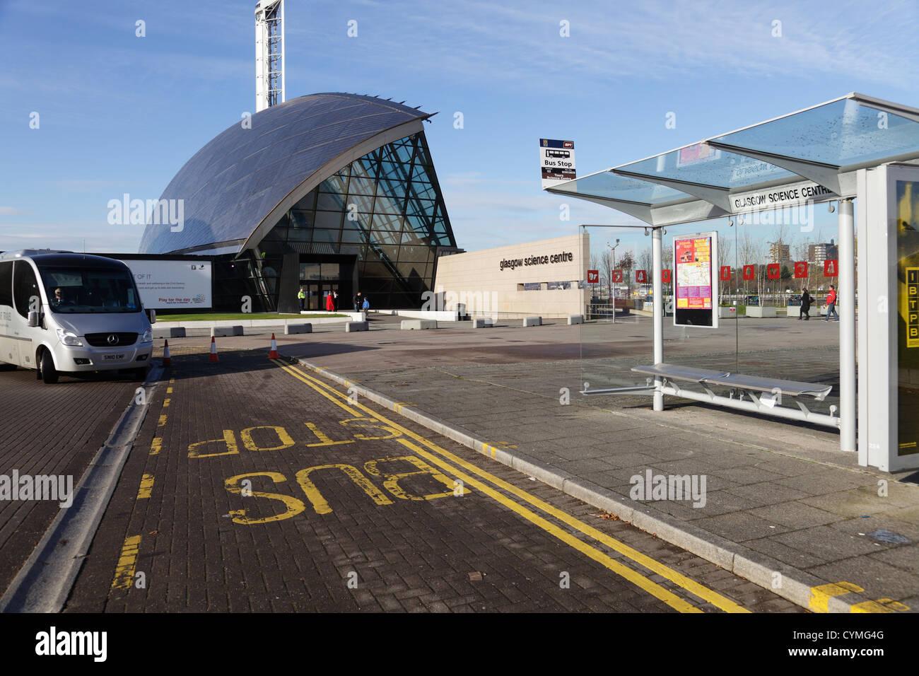 Una fermata autobus di fronte al Glasgow Science Centre sulla Pacific Quay, Glasgow, Scotland, Regno Unito Foto Stock
