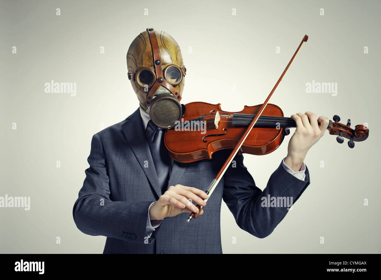 Imprenditore con maschera a gas, suona il violino Foto Stock