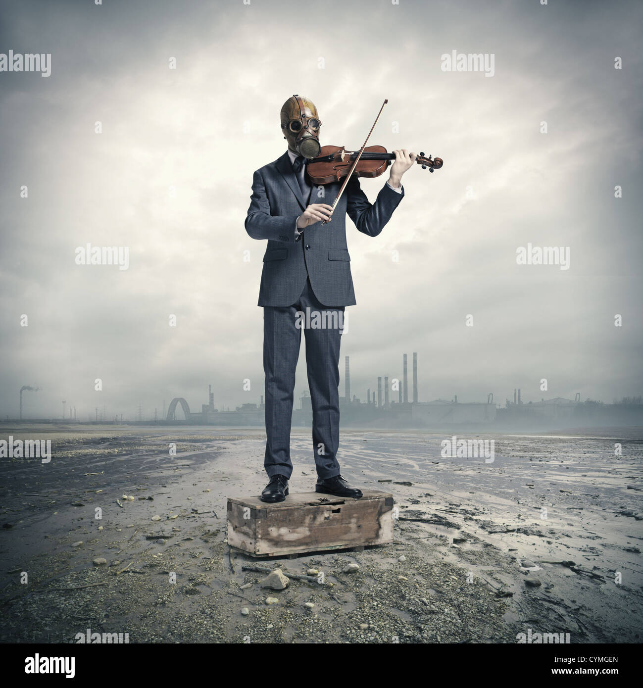 Imprenditore con maschera a gas, suona il violino Foto Stock