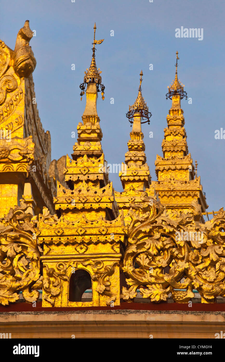 Molti pagoda a più livelli della MAHAMUNI PAYA o il tempio costruito dal re Bodawpaya nel 1784 - Mandalay, MYANMAR Foto Stock