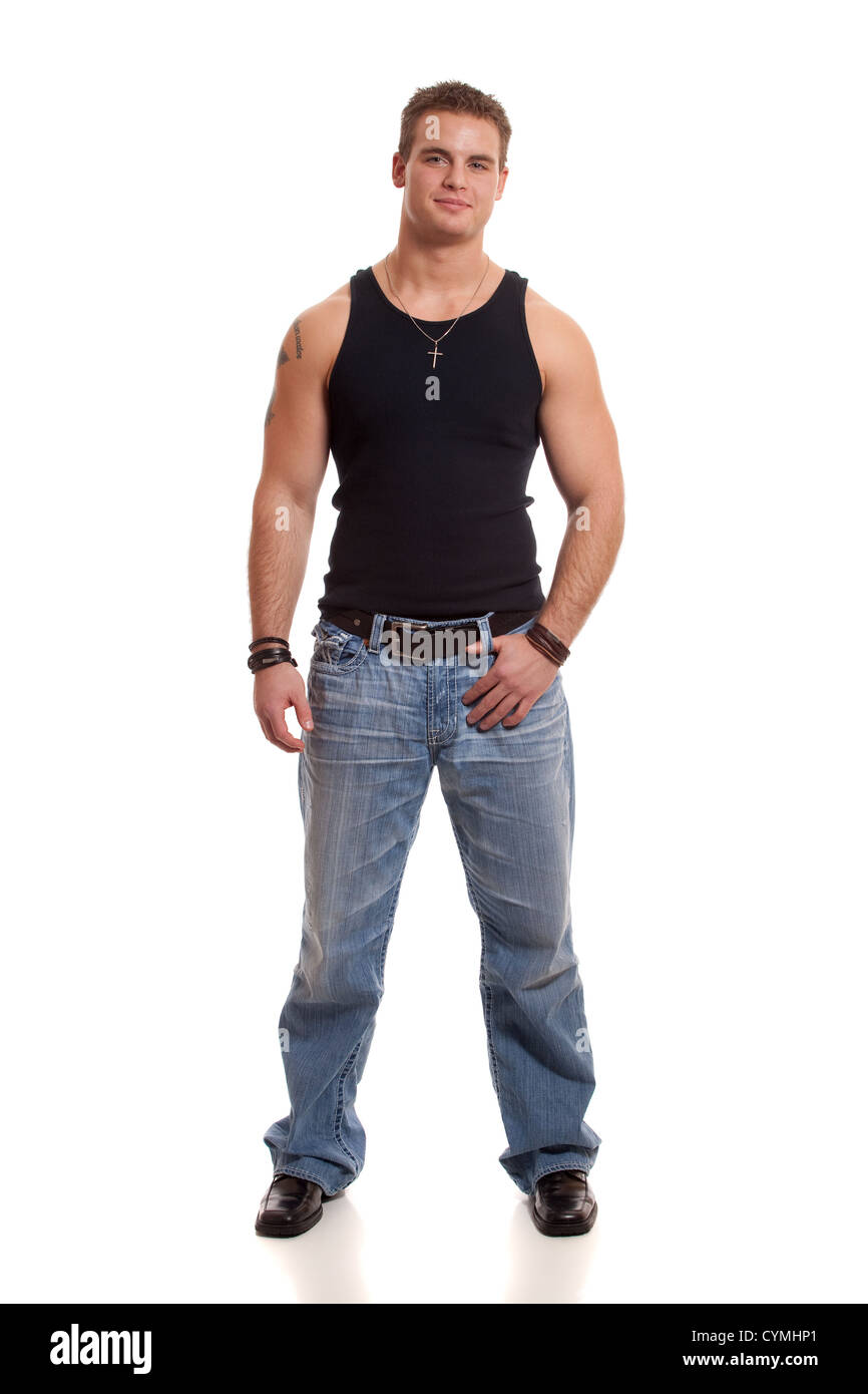 Casual giovane uomo in canottiera nera e dei jeans. Foto Stock