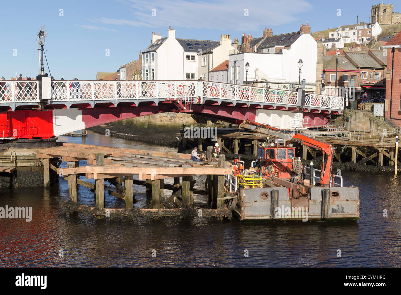 Il rinnovo e il dipinto del Whitby ponte girevole e il montaggio di nuovi parafanghi di legname per la protezione dalla collisione della nave Foto Stock