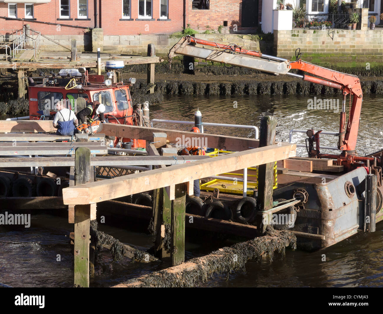 Il rinnovo e il dipinto del Whitby ponte girevole e il montaggio di nuovi parafanghi di legname per la protezione dalla collisione della nave Foto Stock
