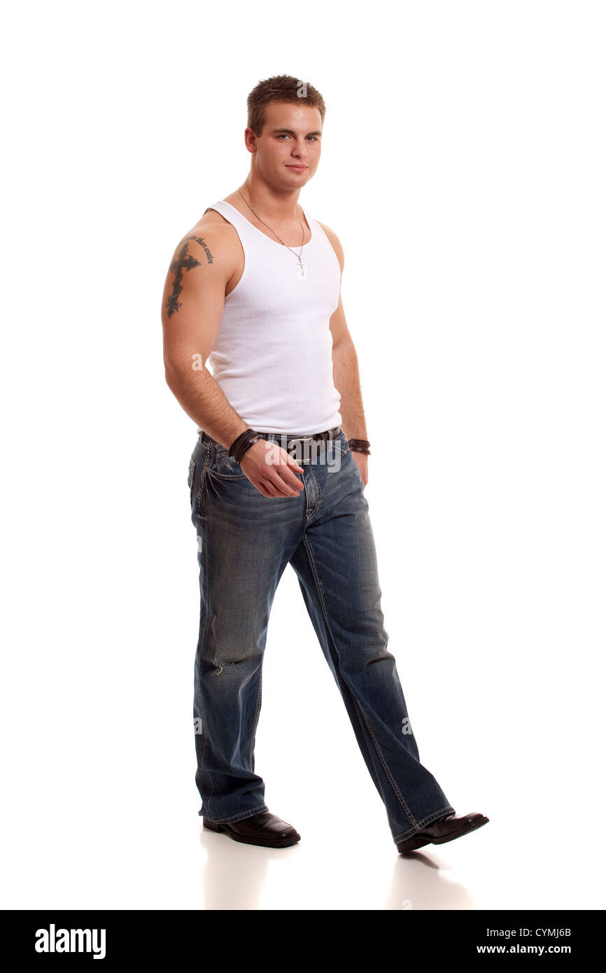 Casual giovane uomo in canottiera bianca e dei jeans Foto stock - Alamy