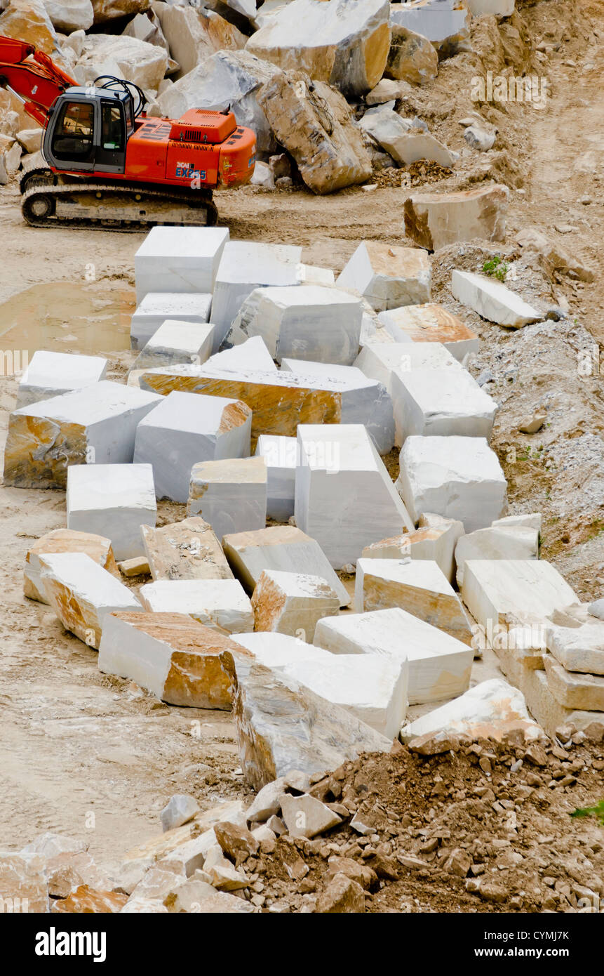 Enormi blocchi di marmo estratto in marmo di Carrara miniera a Carrara,  Italia Foto stock - Alamy