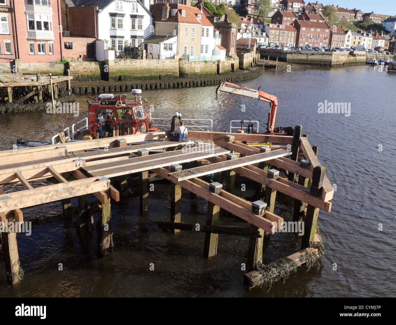Il rinnovo e il dipinto del Whitby ponte girevole e il montaggio di nuovi parafanghi di legname per la protezione dalla collisione della nave Foto Stock