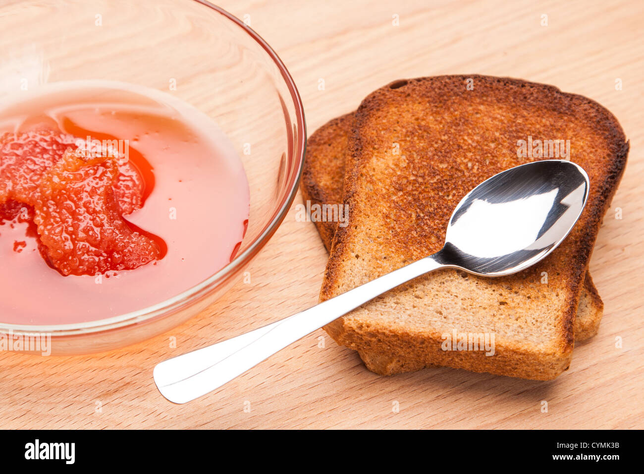 Toast dal pane con marmellata di frutta e cucchiaio Foto Stock