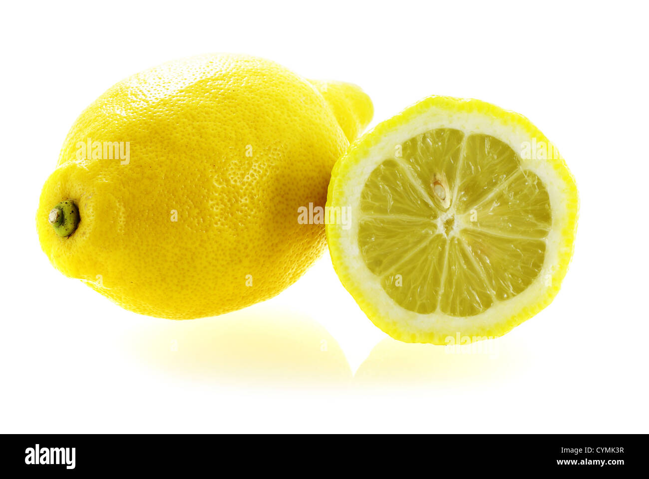 Fresche e mature con limone una fetta su sfondo bianco Foto Stock