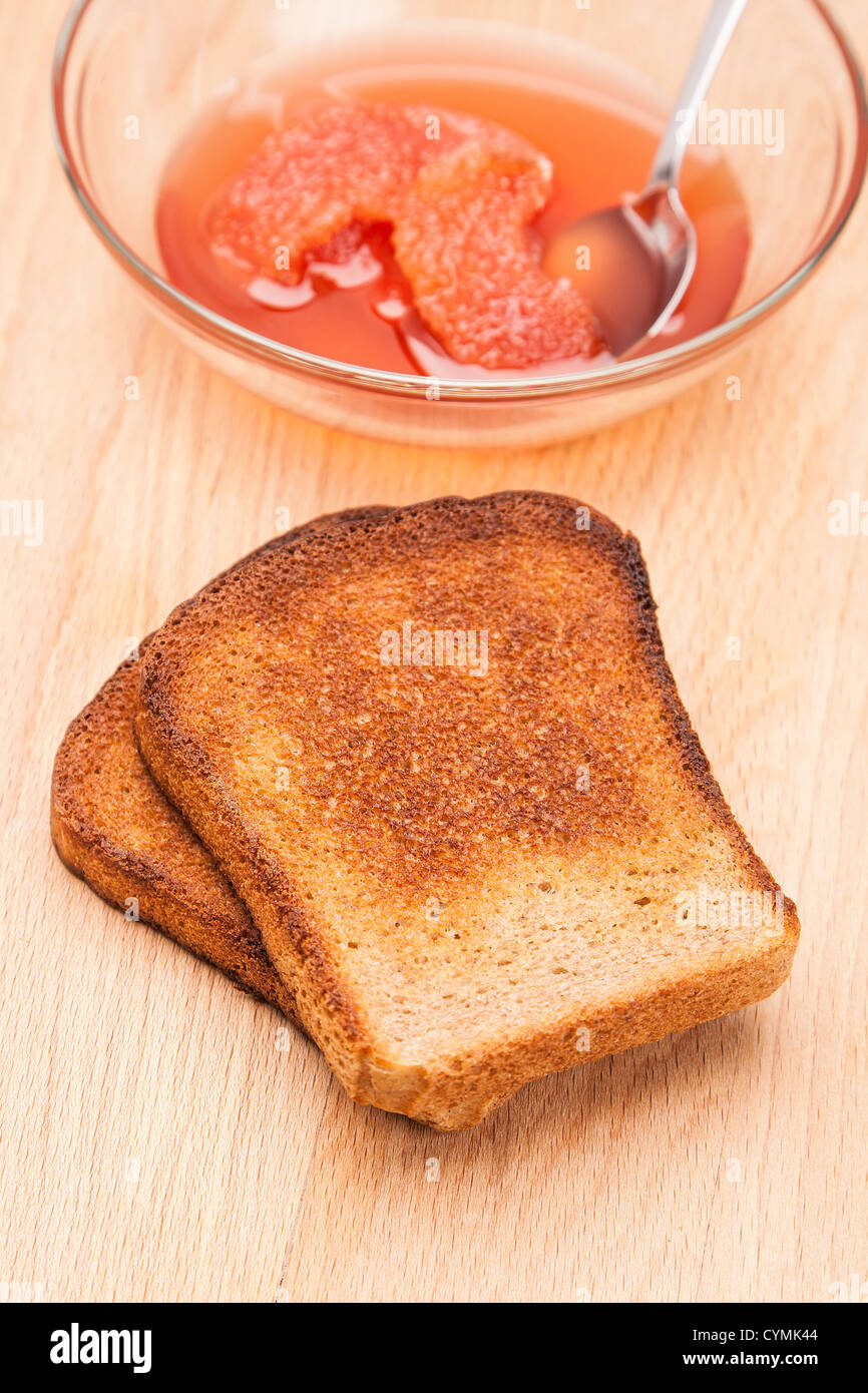 Toast dal pane con marmellata di frutta e cucchiaio Foto Stock