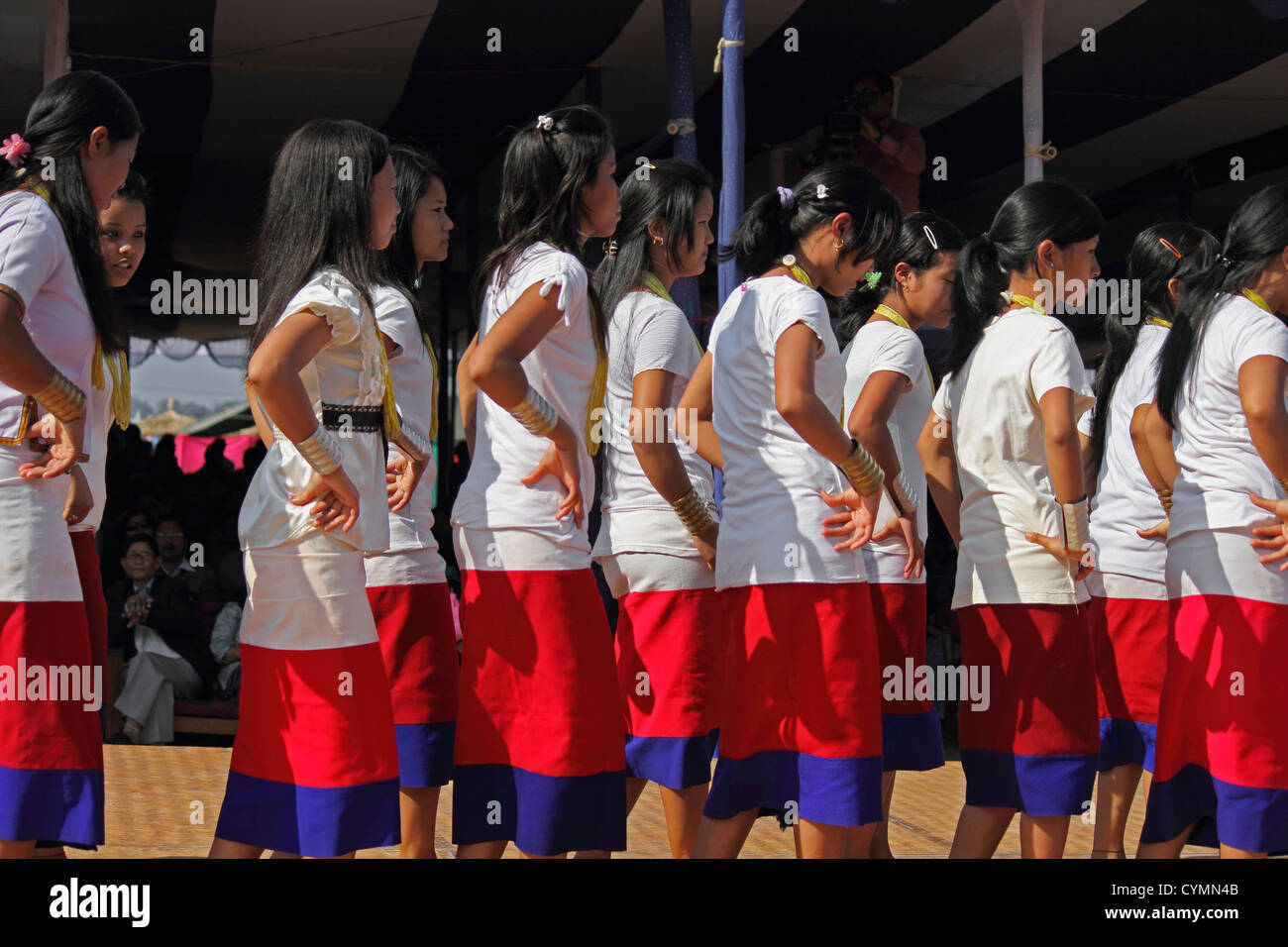 Danza tradizionale della tribù Apatani durante Namdapha Eco festival culturali, Miao, Arunachal Pradesh, India Foto Stock