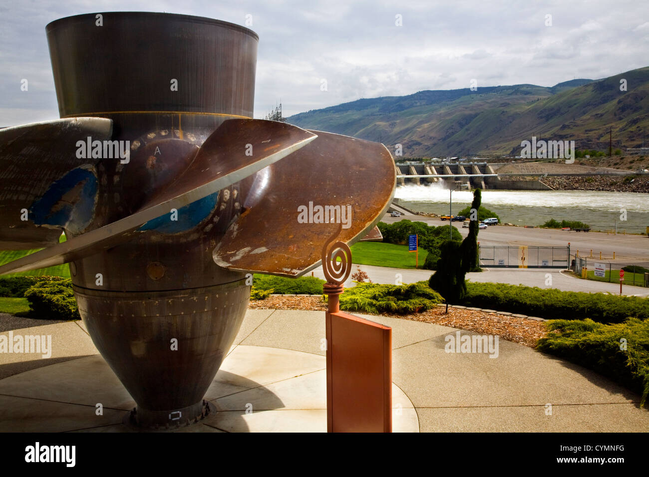 WA05639-00...WASHINGTON - una turbina sul display a Rocky raggiungere la diga sul fiume Columbia vicino Entiat. Foto Stock